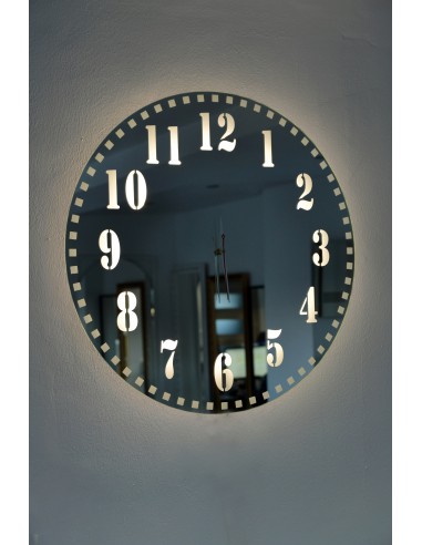 Lustrzany zegar ścienny z podświetleniem LED