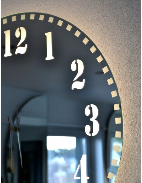 Lustrzany zegar ścienny z podświetleniem LED