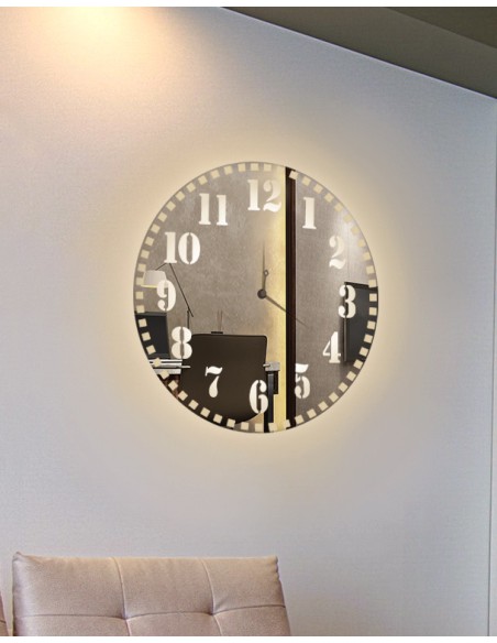 Lustrzany zegar ścienny z podświetleniem LED
