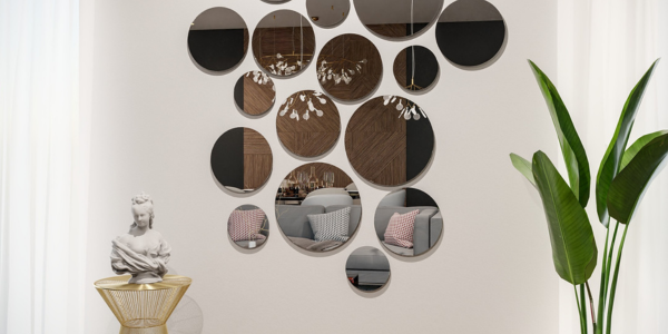 Jak przykleić lustro do ściany? Zalety i praktyczne porady